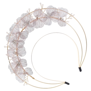 Vue détaillée des pétales de fleurs dorées en maille triple sur serre-tête de mariée