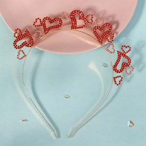 Détail de cœurs en strass rouges et roses sur un serre-tête en métal doré pour la Saint-Valentin