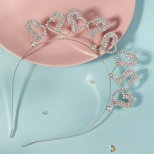 Détail du serre-tête argenté avec des cœurs incrustés de strass brillants et élégants