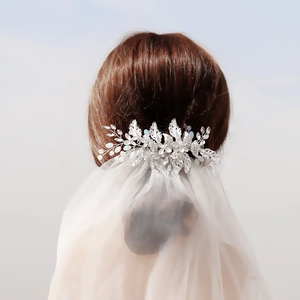 Detailaufnahme des handgefertigten Braut-Haarclips mit silbernen Metallblumen und Kristallen