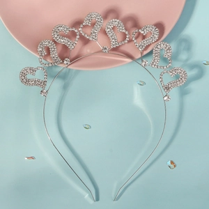Détail d'un serre-tête argenté orné de sept cœurs évidés sertis de strass blancs brillants