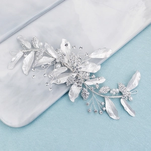 Tocado de novia plateado con hojas, perlas y diamantes para peinado de boda elegante