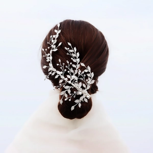 Tocado de novia con hojas plateadas y perlas para peinados de boda elegantes