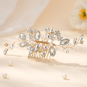 Peigne à cheveux de mariée luxueux avec strass et perles sur un motif floral doré