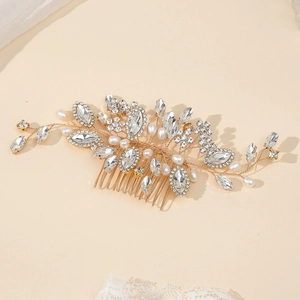 Détails d'un peigne à cheveux de mariée luxueux avec strass et perles blanches