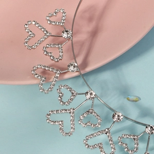 Détail du diadème argenté en forme de cœur avec des strass étincelants et des cristaux