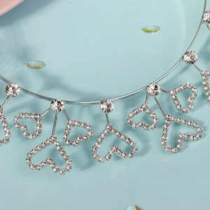 Détail macro du serre-tête de mariée argenté avec des strass étincelants en forme de cœur