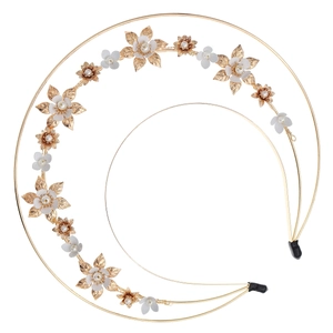Detailansicht goldener Haarreif mit Metallblumen und Perlen auf weißem Hintergrund