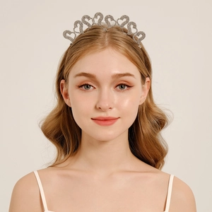 Serre-tête diadème argenté en forme de cœur avec strass porté par un mannequin