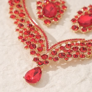 Luxurious gold necklace set with red pear-cut gems for weddings and formal events