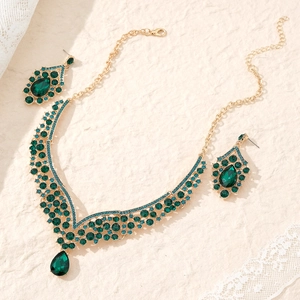 Vintage Brautschmuck-Set in Gold mit tropfenförmigen grünen Rubinen und Kristallen