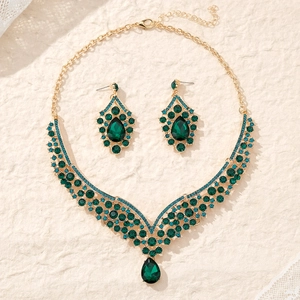 Luxury V-shaped gold necklace and emerald green teardrop earring set for banquets