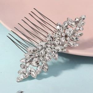 Détail d'un peigne de mariée avec strass en forme de feuille et dents en métal argenté