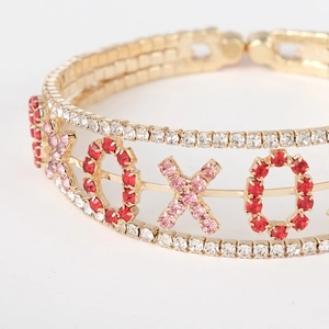 Bracelet XOXO doré étincelant avec strass rouges et roses pour cadeau de la Saint-Valentin