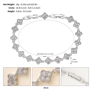 Vue détaillée du bracelet trèfle argenté avec sertissage en zircon et fermoir pliable