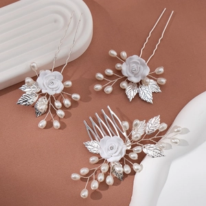 Detail von Braut-Haarschmuck-Set mit Keramikblumen, Silberblättern und Perlen