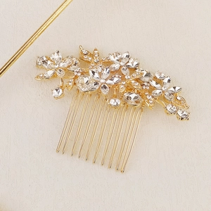 Peigne à cheveux de mariée doré avec fleurs en cristal et feuilles sur fond minimaliste