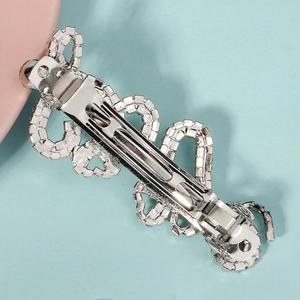 Barrette à cheveux cœur en strass argenté avec bord ondulé et pince à ressort