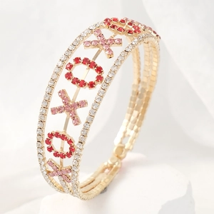 Bracelet jonc XOXO doré élégant avec cristaux roses, rouges et oxydes de zirconium