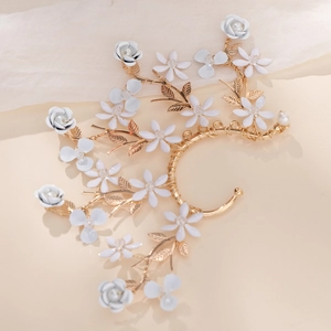 Manchette d'oreille florale dorée avec fleurs 3D blanches et perles pour mariage chic
