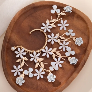 Manchette d'oreille vintage en alliage doré avec fleurs blanches et perles