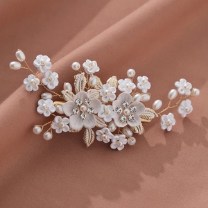 Pince à cheveux de mariée faite main avec fleurs blanches, perles et cristaux dorés