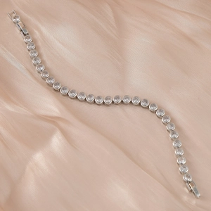 Vue détaillée du bracelet tennis en argent avec zircons blancs ronds sertis clos