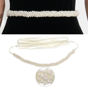 Détails d'une ceinture de mariée en perles faite main avec rubans élégants en soie blanche