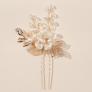 Vista dettagliata della forcina per capelli con fiori di perle e foglie d'oro e design a U