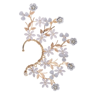 Manchette d'oreille élégante en métal doré avec fleurs blanches mates et perles de nacre