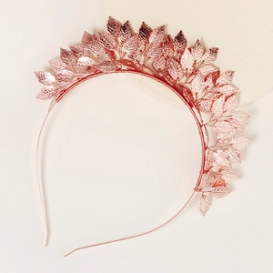 Vue détaillée du serre-tête à feuilles en or rose avec textures métalliques fines