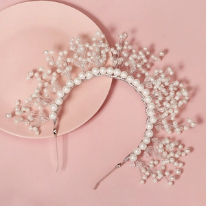 Détail d'une coiffe de mariée avec branches en fil d'argent, perles et cristaux