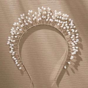 Vue détaillée d'un bandeau de mariée fait main avec perles et feuilles en fil de fer