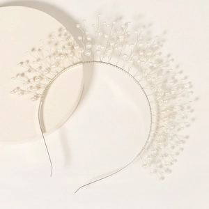 Serre-tête de mariée fait main avec branches en fil argenté et perles blanches de luxe