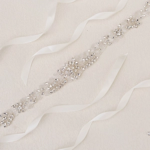 Exquisiter Brautgürtel mit funkelndem, handgefertigtem Kristall-Strass-Blumendesign