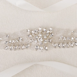 Eleganter Brautgürtel für Hochzeitskleider mit silbernen Strasssteinen und Kristall-Blumenmuster