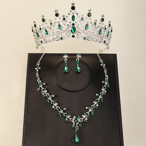 Détails de la parure de mariage avec tiare, collier et boucles d'oreilles aux cristaux verts