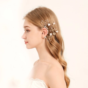Détail d'un ear cuff feuille dorée fait main avec cristaux et perles pour mariage