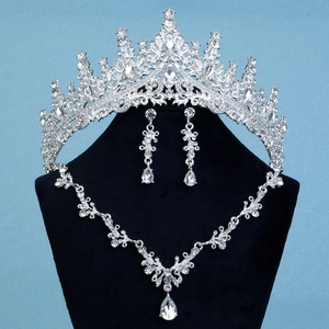Détails de la parure diadème de mariée avec strass en forme de poire sur velours noir