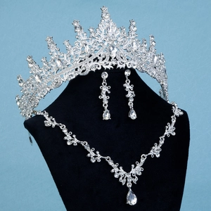 Détails d'une parure bijoux de mariée incluant diadème, collier et boucles en strass brillants