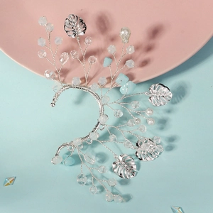 Bijou d'oreille féerique argenté avec perles de cristal et pendentifs feuilles de monstera