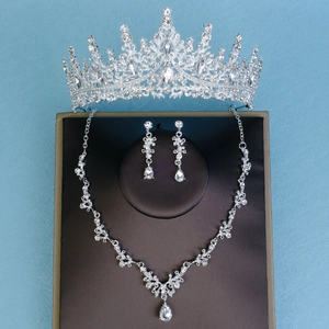 Détails d'une parure de bijoux de mariée en argent avec couronne et collier en boîte