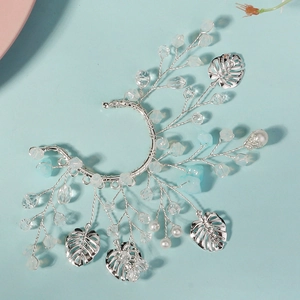 Détail de manchette d'oreille avec feuilles de monstera perles et perles cristal