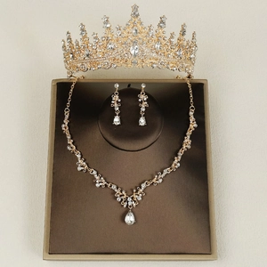 Vue détaillée de la parure de bijoux de mariée dorée avec diadème, collier et boucles