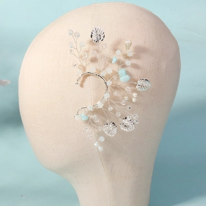 Détails de la boucle d'oreille feuille argentée avec perles de cristal sur mannequin