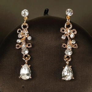 Détails de boucles d'oreilles de mariée dorées avec strass en forme de poire et cristaux