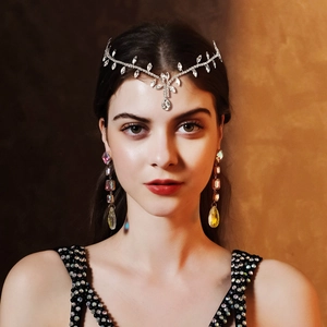 Détail du bandeau de mariée en argent avec cristaux et longues boucles d'oreilles colorées