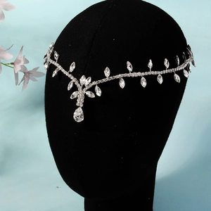 Détail de bijou de tête de mariée argenté avec cristal en goutte et chaîne en strass