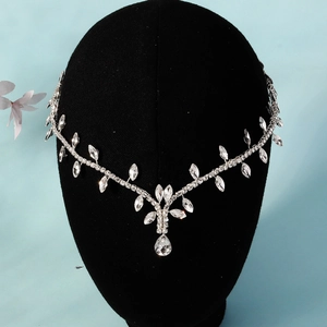 Détail de la chaîne de front de mariée avec feuilles en cristal et pendentif en goutte