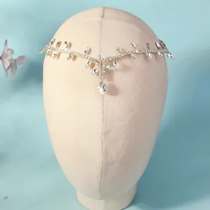 Détail de la chaîne de front de mariée argentée avec cristal goutte et strass marquise
